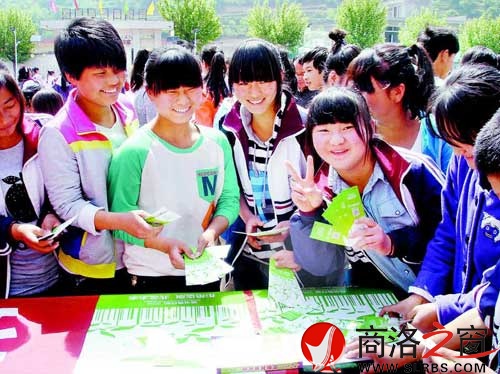 4月30日，“綠書簽行動2014”系列宣傳活動給丹鳳縣資峪鎮(zhèn)九年制學(xué)校捐贈價值2萬余元的圖書