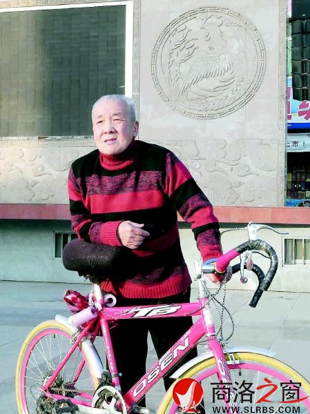 80歲的潘達(dá)文出門(mén)總是騎著他的山地自行車(chē)