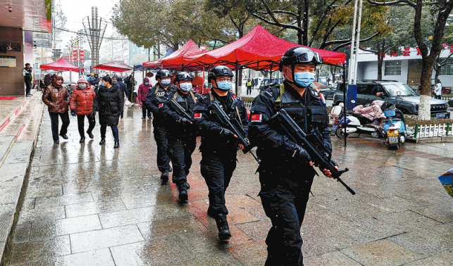 “最美警色”守護(hù)節(jié)日平安