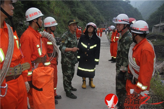 夜幕降臨，參與救援的武警戰(zhàn)士仍在接受任務。