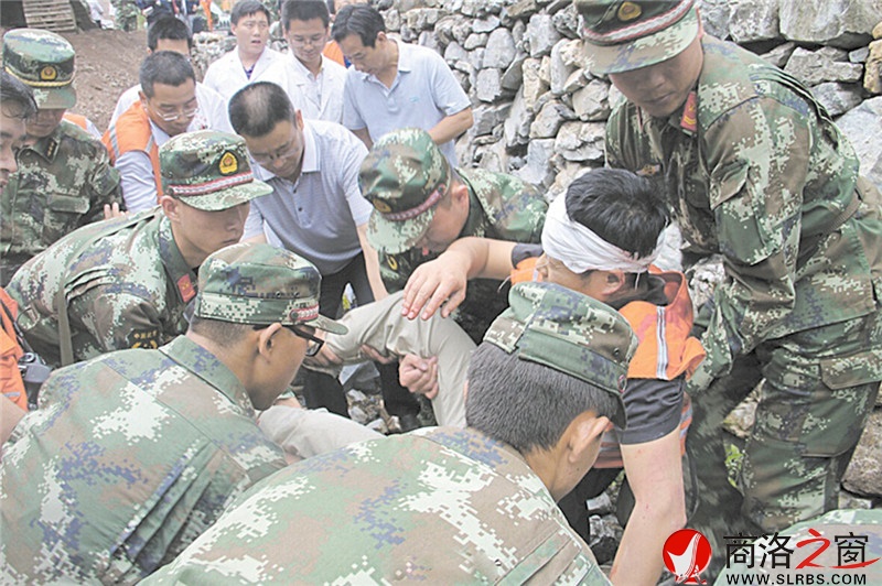 災(zāi)后不到10小時(shí)，14名職工和村民獲救。(武警資料)