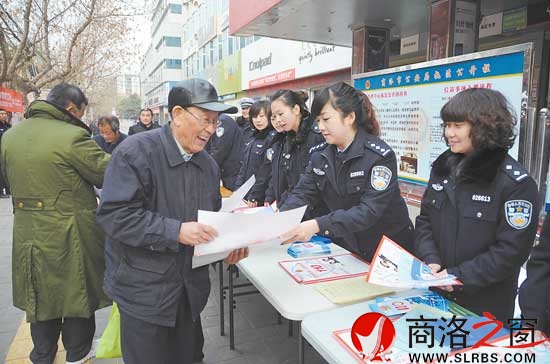 每年1月10日110宣傳日，110指揮中心的民警都會走上街頭進行法律宣傳。