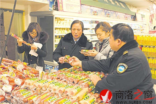 市食品藥品監(jiān)督管理局副局長、市食品藥品監(jiān)察支隊隊長趙宏俠帶隊在超市檢查食品安全。