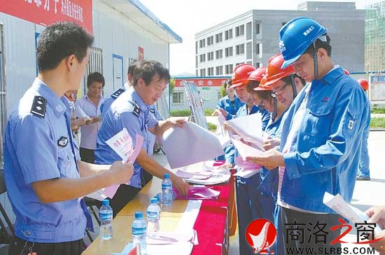 南榮祎帶領(lǐng)治安大隊民警到園區(qū)進行普法宣傳