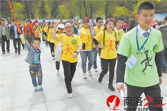 來自全國各地的上千人在中國徒步第一人、“商洛生態(tài)大使”雷殿生的帶領(lǐng)下，行走大秦嶺，穿越牛背梁。