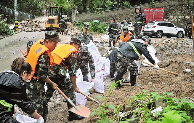 暴雨來(lái)襲武警官兵緊急馳援